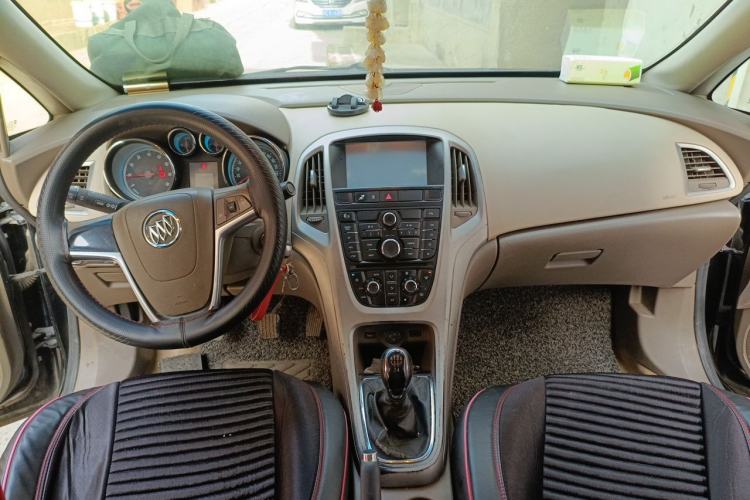 Used Buick GT 2014 XT 1.6L Manual Entry-Level Model Center Console