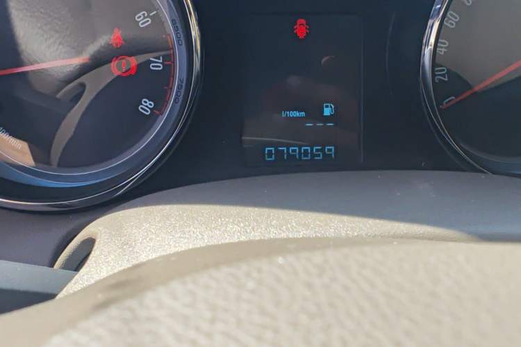 Used Buick GT 2014 XT 1.6L Manual Entry-Level Model Odometer Close Up