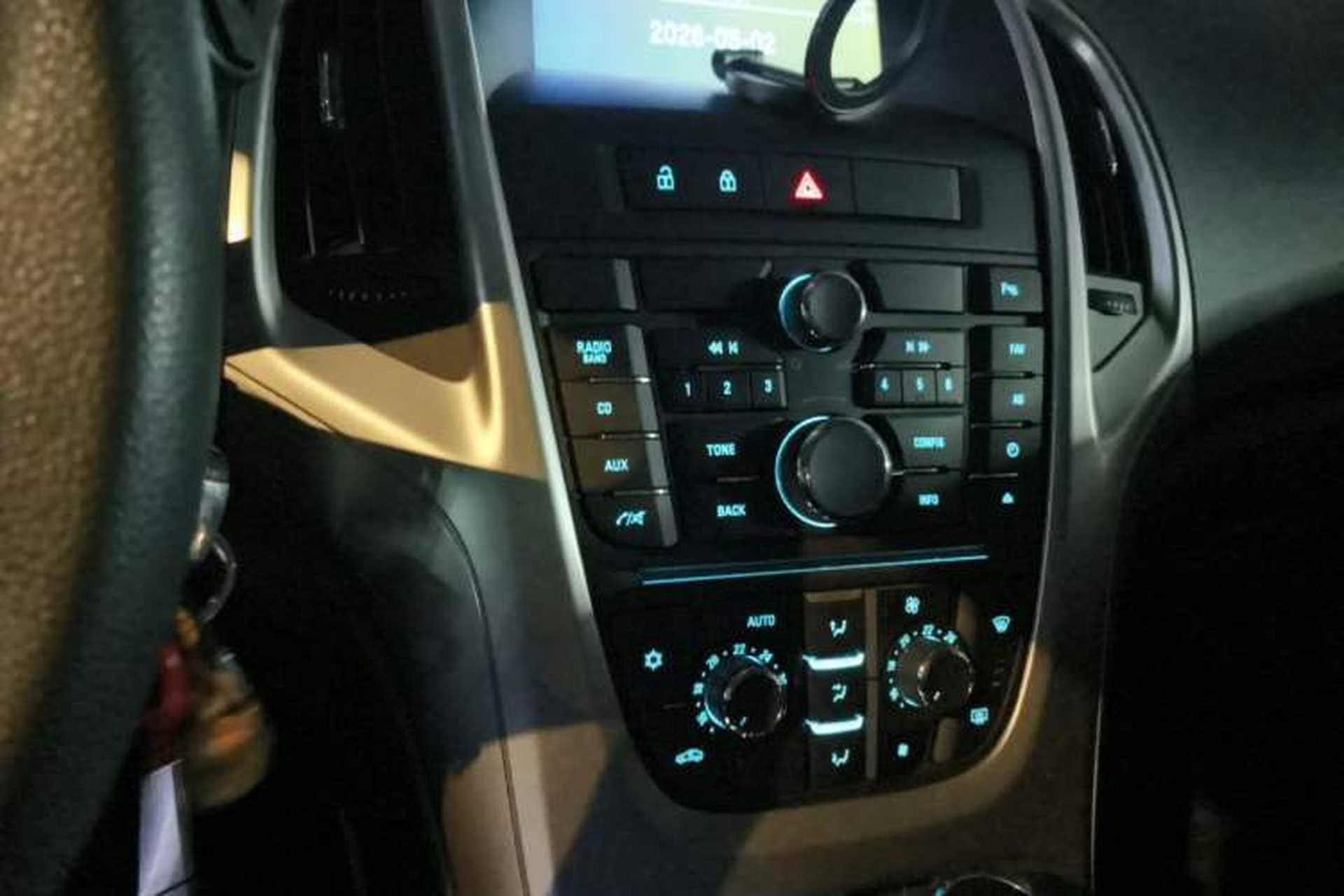 Used Buick GT 2014 XT 1.6L Automatic Fashion Edition Audio And AC Panel