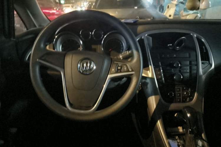 Used Buick GT 2014 XT 1.6L Automatic Fashion Edition Center Console
