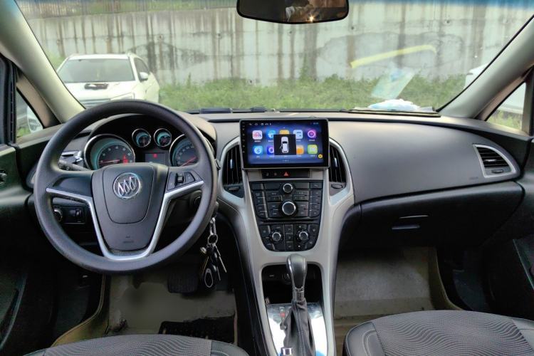 Used Buick GT 2014 XT 1.6L Automatic Fashion Edition Center Console