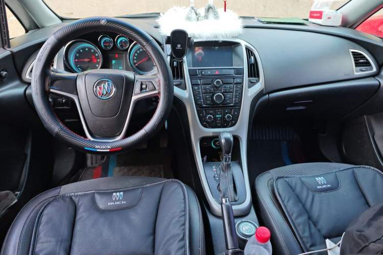 Used Buick GT 2014 XT 1.6L Automatic Fashion Edition Center Console