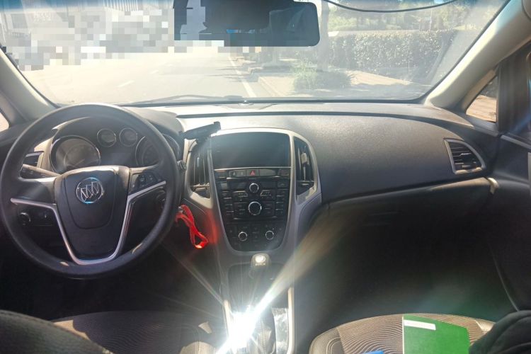 Used Buick GT 2014 XT 1.6L Automatic Fashion Edition Center Console