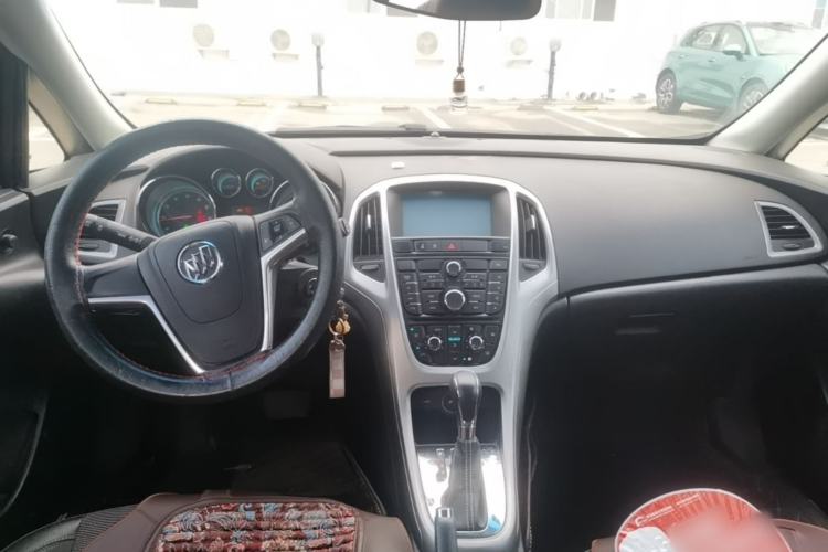 Used Buick GT 2014 XT 1.6L Automatic Fashion Edition Center Console