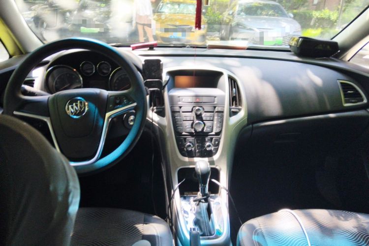 Used Buick GT 2014 XT 1.6L Automatic Fashion Edition Center Console