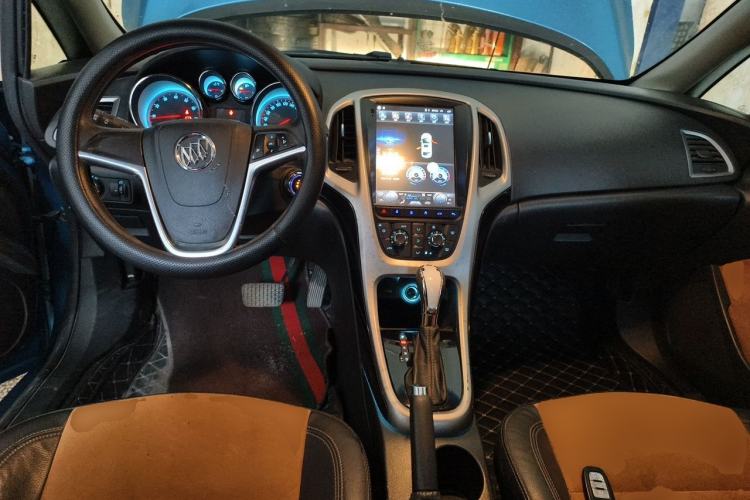 Used Buick GT 2014 XT 1.6L Automatic Fashion Edition Center Console