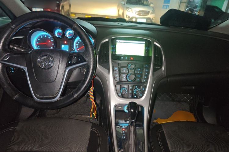 Used Buick GT 2014 XT 1.6L Automatic Fashion Edition Center Console