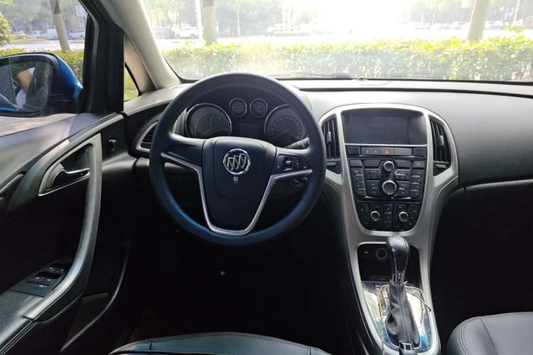 Used Buick GT 2014 XT 1.6L Automatic Fashion Edition Center Console