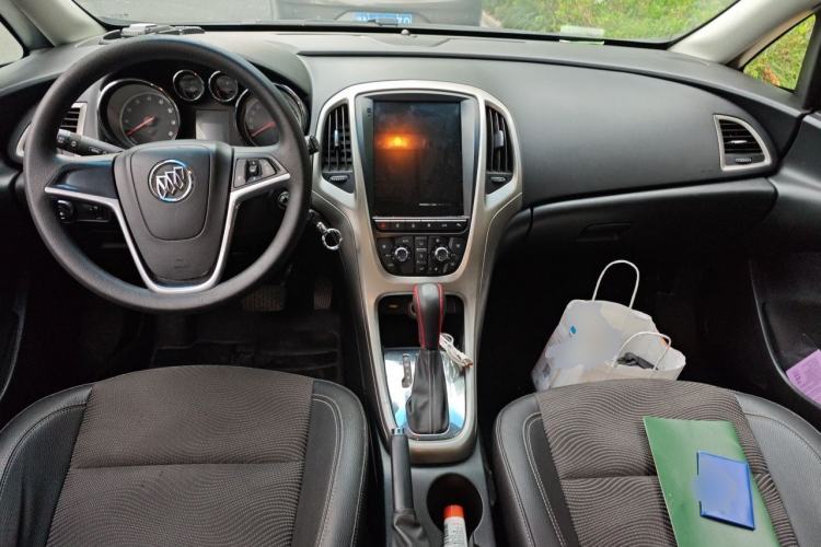 Used Buick GT 2014 XT 1.6L Automatic Fashion Edition Center Console