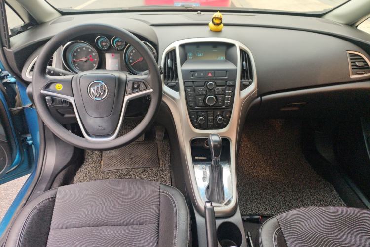 Used Buick GT 2014 XT 1.6L Automatic Fashion Edition Center Console