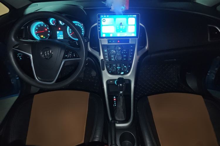 Used Buick GT 2014 XT 1.6L Automatic Fashion Edition Center Console