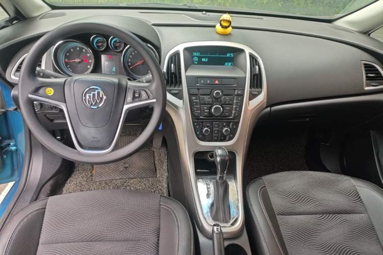 Used Buick GT 2014 XT 1.6L Automatic Fashion Edition Center Console