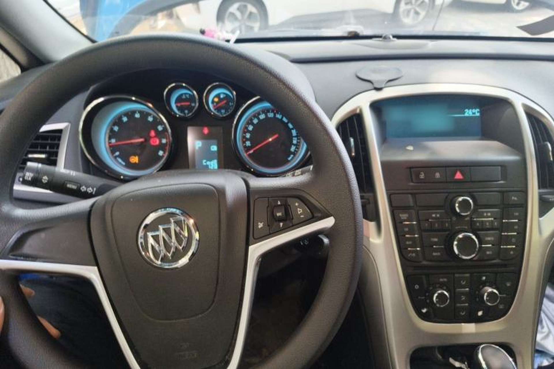 Used Buick GT 2014 XT 1.6L Automatic Fashion Edition Center Console