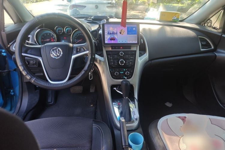 Used Buick GT 2014 XT 1.6L Automatic Fashion Edition Center Console