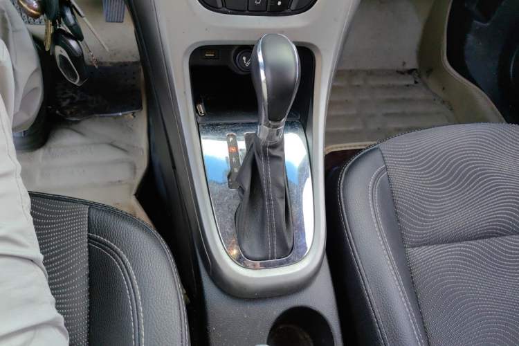 Used Buick GT 2014 XT 1.6L Automatic Fashion Edition Gear Lever