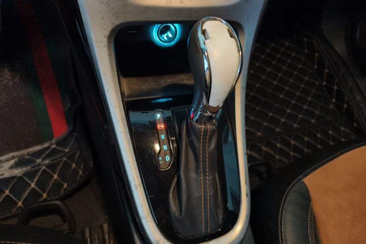 Used Buick GT 2014 XT 1.6L Automatic Fashion Edition Gear Lever