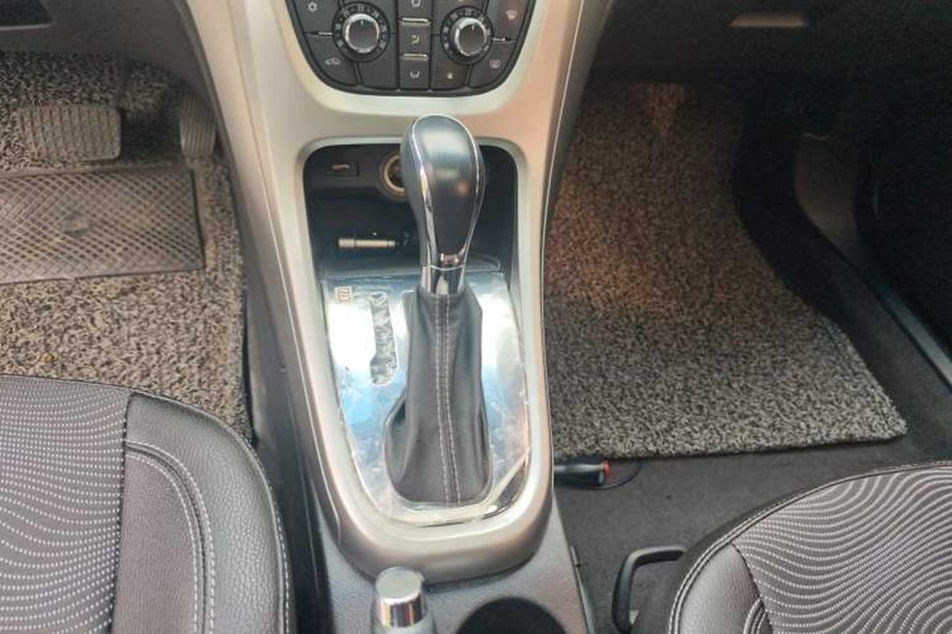 Used Buick GT 2014 XT 1.6L Automatic Fashion Edition Gear Lever