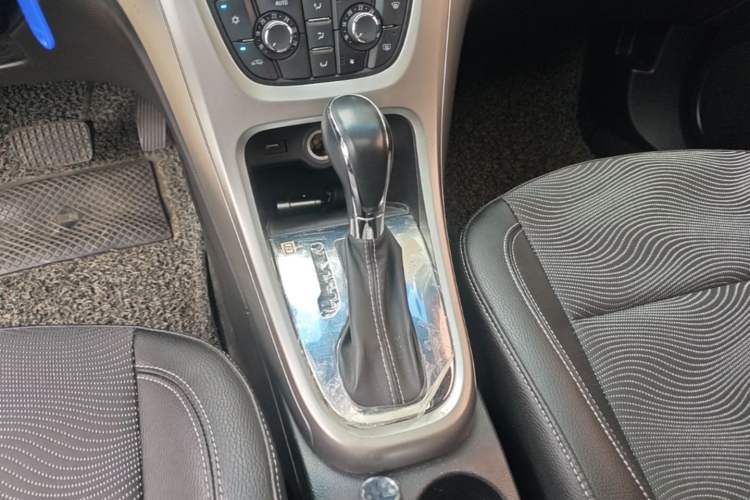 Used Buick GT 2014 XT 1.6L Automatic Fashion Edition Gear Lever
