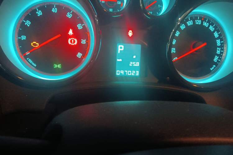 Used Buick GT 2014 XT 1.6L Automatic Fashion Edition Odometer Close Up