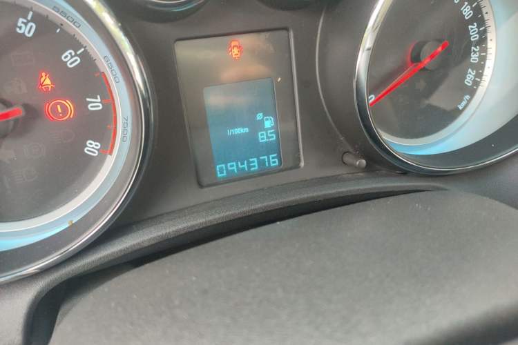 Used Buick GT 2014 XT 1.6L Manual Entry-Level Model Odometer Close Up