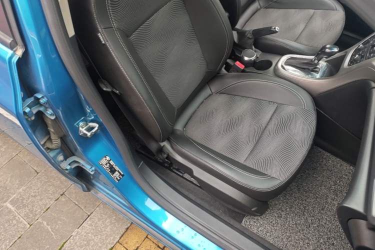 Used Buick GT 2014 XT 1.6L Automatic Fashion Edition Right Front Seat