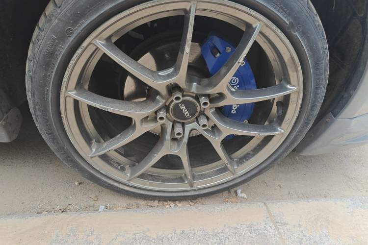 Used Buick GT 2014 XT 1.6L Automatic Fashion Edition Right Front Wheel Hub