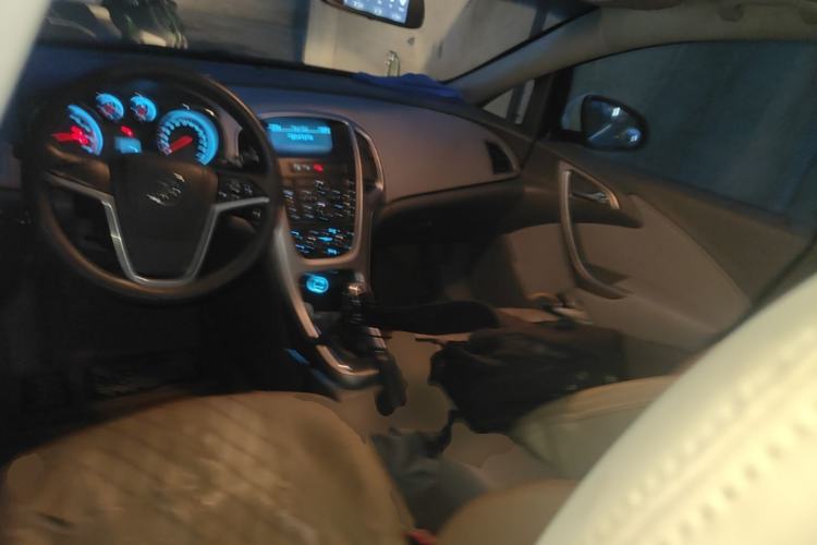 Used Buick GT 2014 XT 1.6L Manual Entry-Level Model Center Console