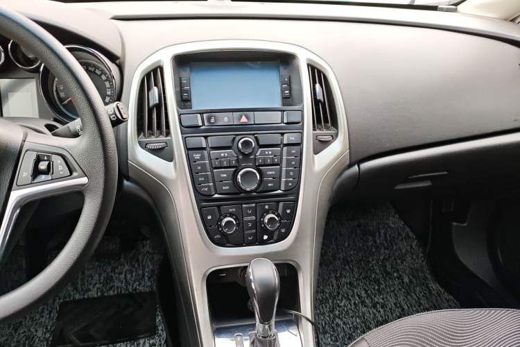 Used Buick GT 2014 XT 1.6L Automatic Fashion Edition Audio And AC Panel