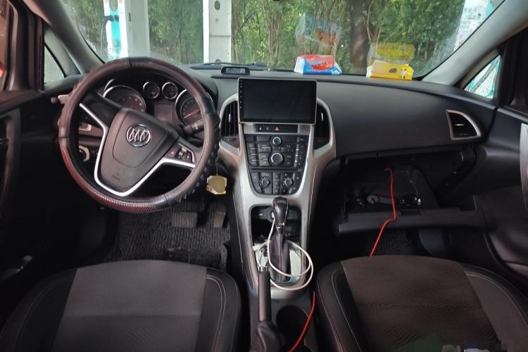Used Buick GT 2014 XT 1.6L Automatic Fashion Edition Center Console