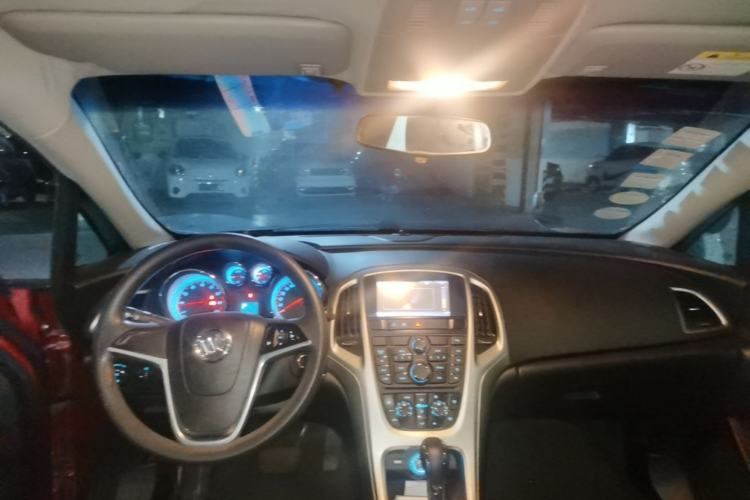 Used Buick GT 2014 XT 1.6L Automatic Fashion Edition Center Console