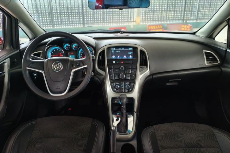 Used Buick GT 2014 XT 1.6L Automatic Fashion Edition Center Console
