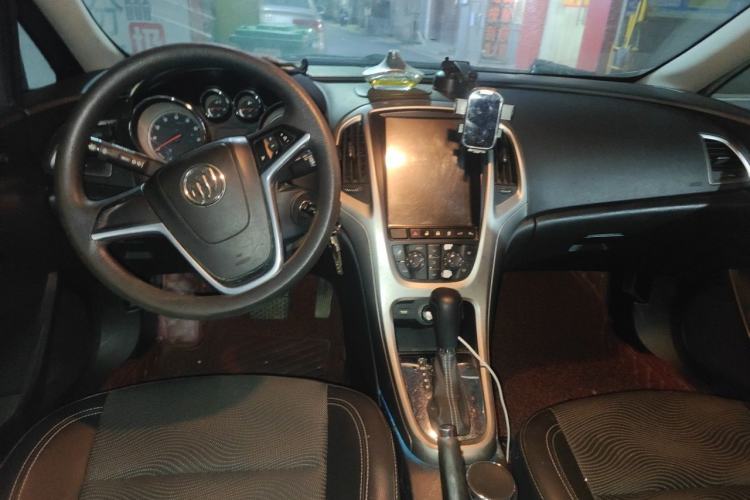 Used Buick GT 2014 XT 1.6L Automatic Fashion Edition Center Console