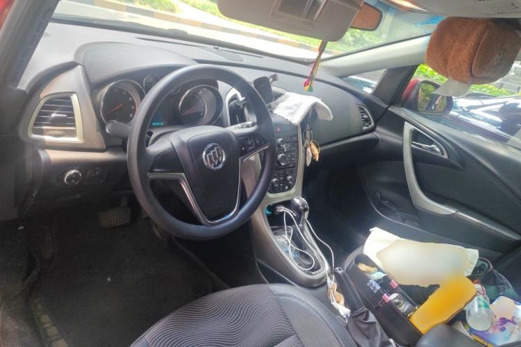 Used Buick GT 2014 XT 1.6L Automatic Fashion Edition Center Console