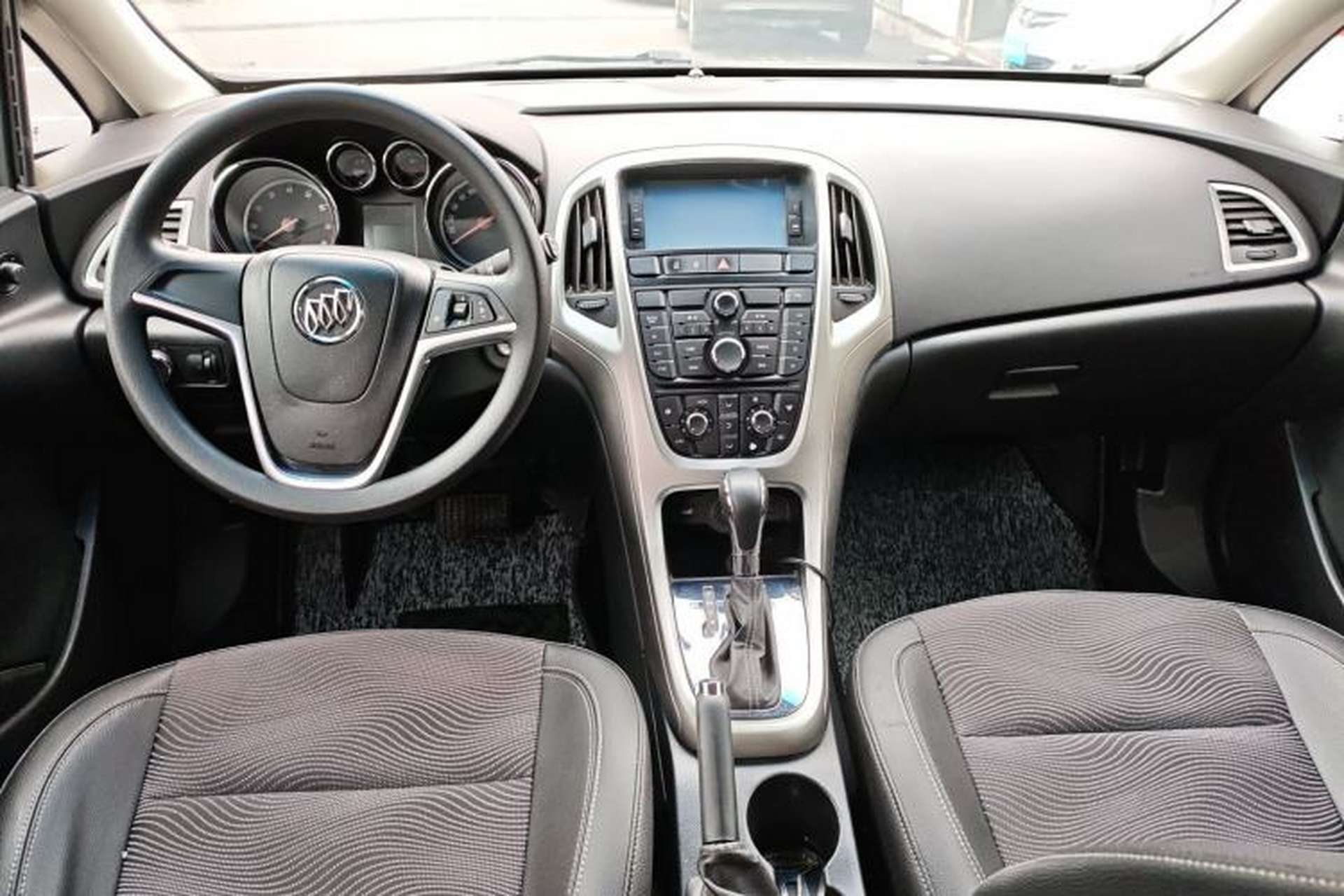 Used Buick GT 2014 XT 1.6L Automatic Fashion Edition Center Console