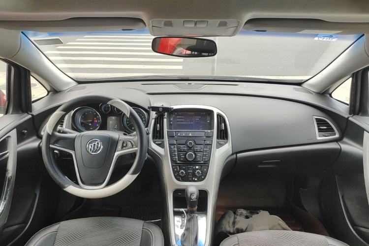 Used Buick GT 2014 XT 1.6L Automatic Fashion Edition Center Console