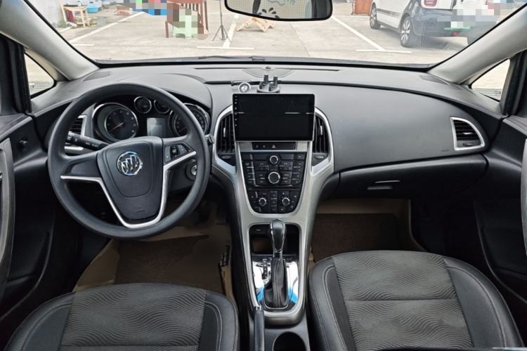 Used Buick GT 2014 XT 1.6L Automatic Fashion Edition Center Console