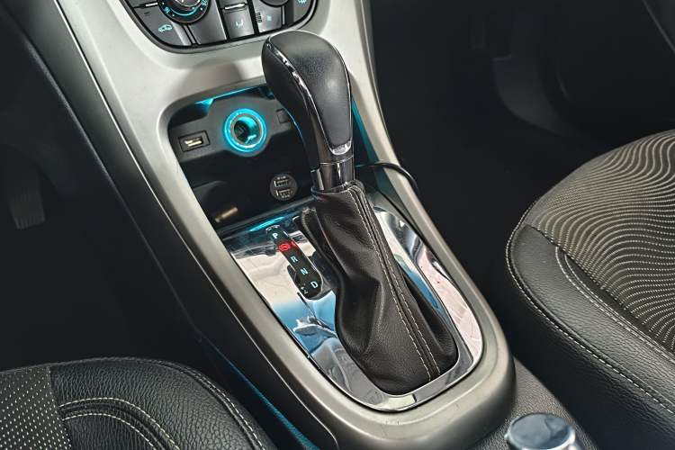 Used Buick GT 2014 XT 1.6L Automatic Fashion Edition Gear Lever