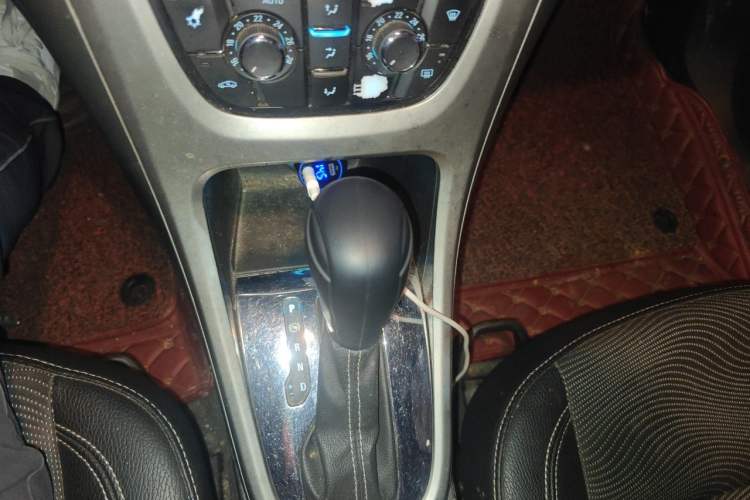 Used Buick GT 2014 XT 1.6L Automatic Fashion Edition Gear Lever