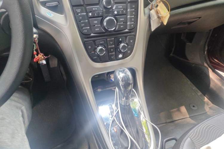 Used Buick GT 2014 XT 1.6L Automatic Fashion Edition Gear Lever