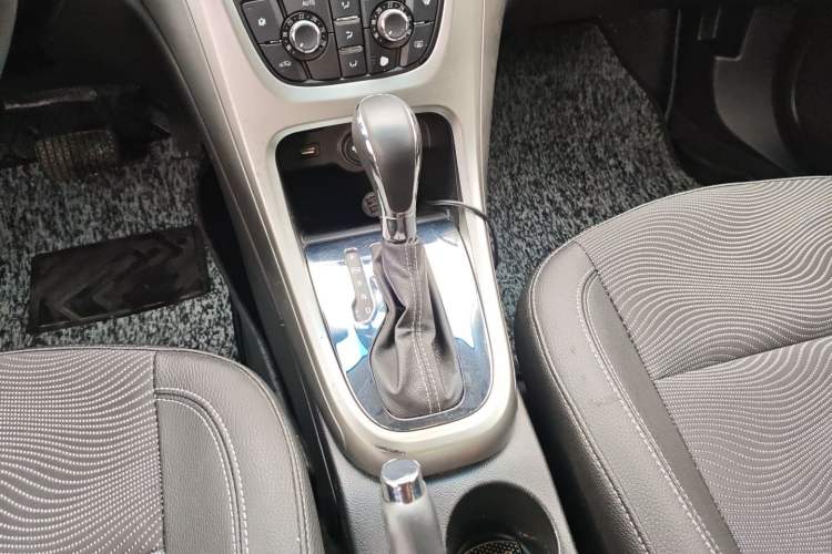 Used Buick GT 2014 XT 1.6L Automatic Fashion Edition Gear Lever