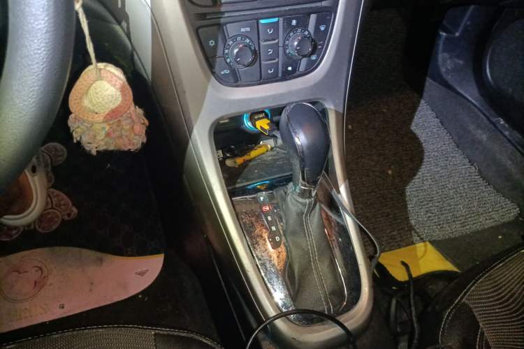 Used Buick GT 2014 XT 1.6L Automatic Fashion Edition Gear Lever