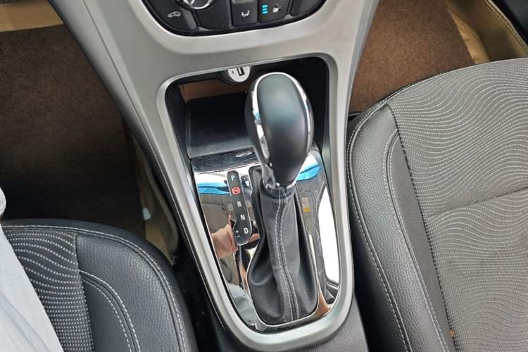 Used Buick GT 2014 XT 1.6L Automatic Fashion Edition Gear Lever