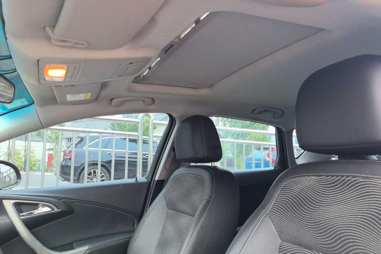 Used Buick GT 2014 XT 1.6L Automatic Fashion Edition Interior 4