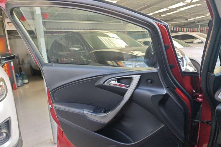 Used Buick GT 2014 XT 1.6L Automatic Fashion Edition Interior 7