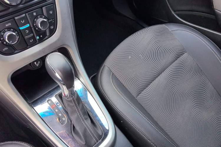Used Buick GT 2014 XT 1.6L Automatic Fashion Edition Interior 9