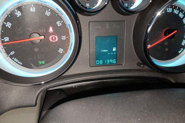 Used Buick GT 2014 XT 1.6L Manual Entry-Level Model Odometer Close Up