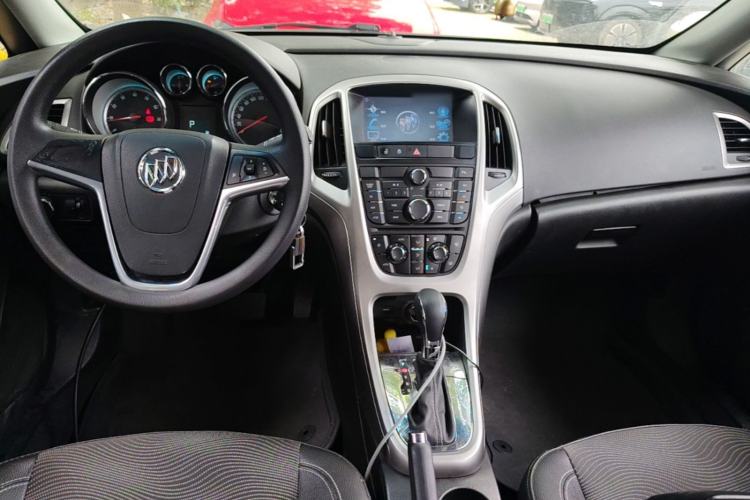 Used Buick GT 2014 XT 1.6L Automatic Fashion Edition Center Console