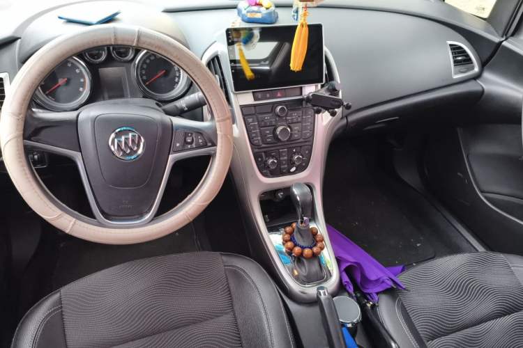 Used Buick GT 2014 XT 1.6L Automatic Fashion Edition Center Console