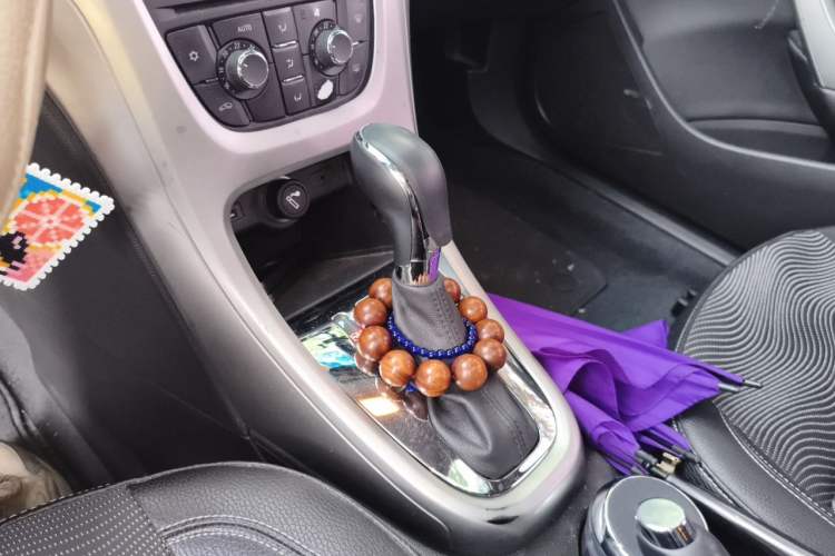 Used Buick GT 2014 XT 1.6L Automatic Fashion Edition Gear Lever