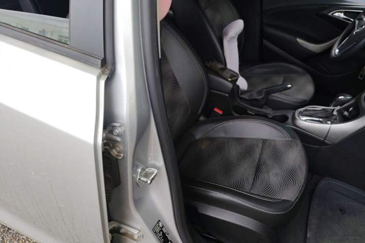 Used Buick GT 2014 XT 1.6L Automatic Fashion Edition Right Front Seat